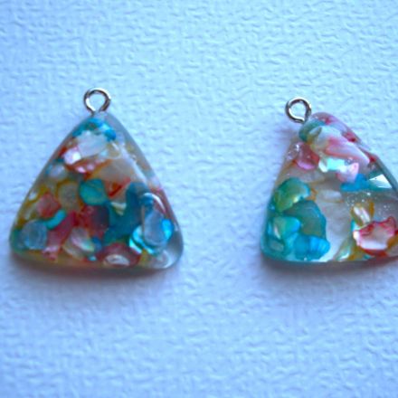 Galanterie: Plastový přívěsek  23 x 32 mm (1ks)